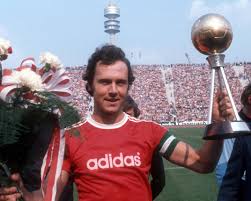 FC Bayern München wird das Trikot Nr. 5 dauerhaft aus dem Verkehr ziehen